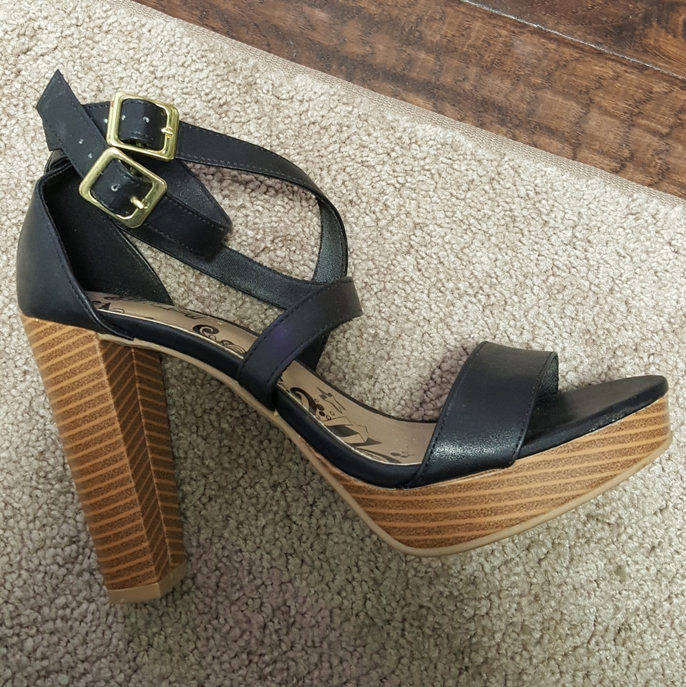 Brash double buckle heels. - Picture 2 of 15